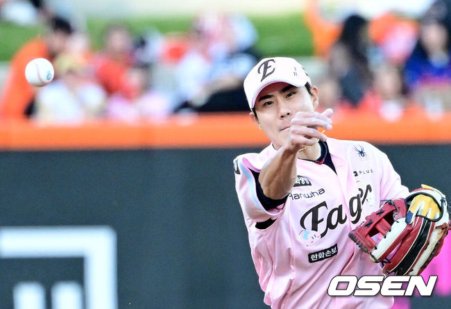 [OSEN=대전, 지형준 기자] 29일 대전 한화생명 볼파크에서 2026 신한 SOL KBO리그 한화 이글스와 SSG 랜더스의 경기가 열렸다.한화는 화이트, SSG은 최원준을 선발로 내세웠다.2회초 2사에서 한화 심우준이 SSG 최지훈의 유격수 땅볼 타구를 처리하고 있다. 2026.05.29/ jpnews@osen.co.kr
