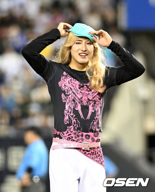 [OSEN=잠실, 이대선 기자] 11일 서울 잠실야구장에서 ‘2026 신한 SOL KBO 올스타전’이 진행됐다.1982년 개장 이후 마지막 잠실 올스타전에서 양의지, 류현진 등 베테랑들의 기록 도전과 27명의 첫 올스타 출전 신예들이 맞붙는 가운데, 나눔의 5연승과 드림의 7년 만의 승리 여부가 관심을 모은다.7회말 나눔올스타 유토가 퍼포먼스를 펼치고 있다. 2026.07.11 / sunday@osen.co.kr