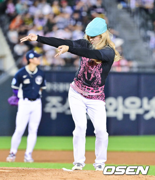 [OSEN=잠실, 박준형 기자] 11일 서울 잠실야구장에서 ‘2026 신한 SOL KBO 올스타전’이 진행됐다.1982년 개장 이후 마지막 잠실 올스타전에서 양의지,류현진 등 베테랑들의 기록 도전과 27명의 첫 올스타 출전 신예들이 맞붙는 가운데, 나눔의 5연승과 드림의 7년 만의 승리 여부가 관심을 모은다.7회말 나눔 올스타 유토가 등장하고 있다.   2026.07.11 / soul1014@osen.co.kr