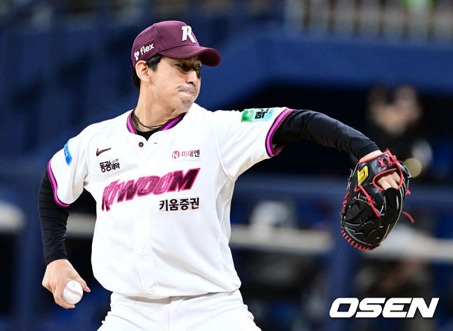 [OSEN=고척, 조은정 기자]21일 서울 고척스카이돔에서 2026 신한 SOL Bank KBO리그 키움 히어로즈와 롯데 자이언츠의 경기가 열렸다.홈팀 키움은 배동현을, 방문팀 롯데는 비슬리를 선발로 내세웠다.8회초 키움 유토가 역투하고 있다. 2026.06.21 /cej@osen.co.kr