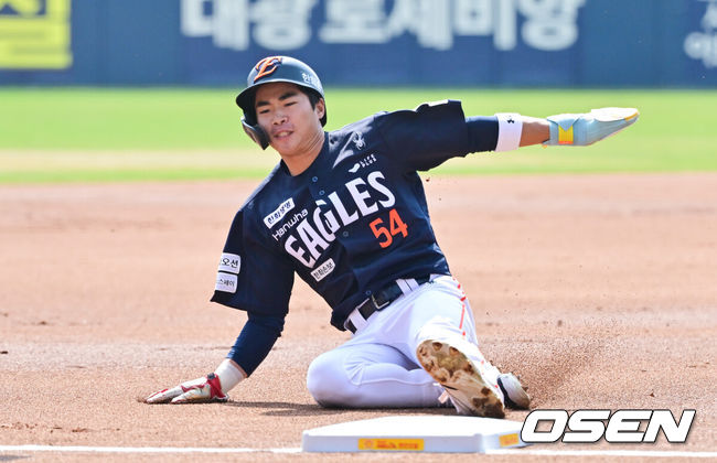 [OSEN=잠실, 박준형 기자] 4일 오후 서울 잠실구장에서 ‘2026 신한은행 SOL Bank KBO리그’ 두산 베어스와 한화 이글스의 경기가 진행됐다.이날 두산은 곽빈을, 한화는 왕옌청이 선발투수로 내세웠다.  1회초 무사 1루 한화 페라자의 안타때 1루 주자 오재원이 3루로 질주하고 있다.     2026.04.04 / soul1014@osen.co.kr