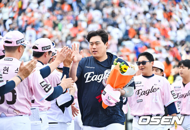  [OSEN=대전, 박준형 기자] 프로야구 한화 이글스가 두산 베어스와의 주말 3연전을 싹쓸이, 류현진의 한미 통산 200승까지 겹경사를 누렸다.김경문 감독이 이끄는 한화는 24일 대전 한화생명 볼파크에서 열린 두산과의 홈경기에서 승리했다. 이날 승리로 두산전을 모두 쓸어담은 한화는 3연승으로 시즌 전적 23승24패를 만들었다. 반면 두산은 4연승 후 3연패에 빠지며 22승25패1무가 됐다.경기종료 후 한미 통산 200승 달성한 류현진이 코칭스태프의 축하를 받고 있다.  2026.05.24 / soul1014@osen.co.kr