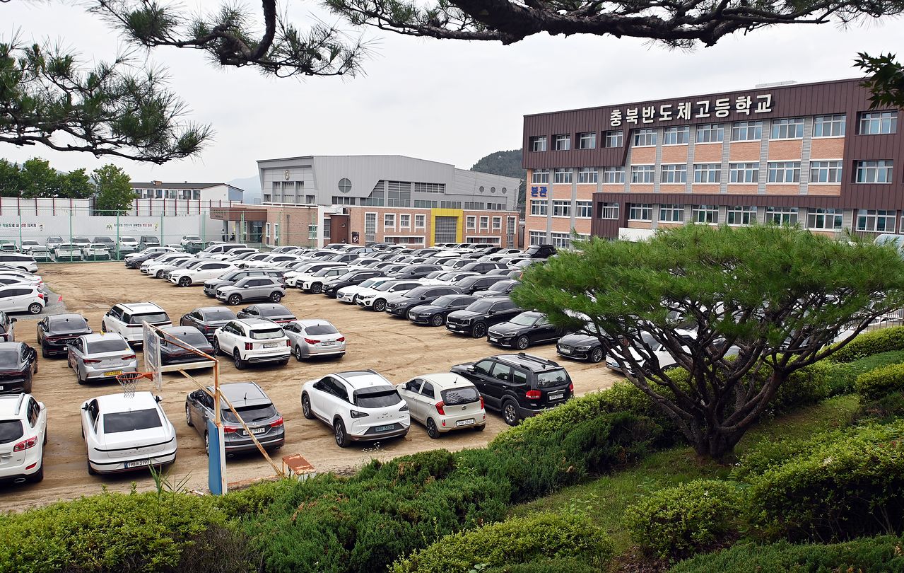 충북반도체고 입학설명회가 열린 지난 10일 전국에서 사람들이 몰리면서 학교 운동장이 자동차로 가득찼다. 김성태 객원기자.