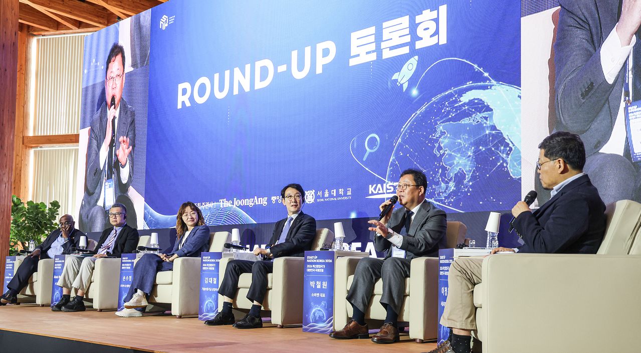 ‘2026 혁신창업국가 대한민국 국제포럼(STARTUP NATION KOREA 2026)’이 지난 17일 서울대학교 관악캠퍼스 해동첨단공학관에서 열렸다. 이날 오후 딥테크 스타트업을 위한 인내자본 혁신금융 생태계 조성을 주제로 라운드업 토론회가 진행되고 있다. 왼쪽부터 미국 메릴랜드 기술개발공사(TEDCO)의 트로이 르메일-스토벌 대표, 세계기술사업화전문가연합(ATTP)의 알윈 웡 의장, 손수정 과학기술정책연구원(STEPI) 시스템혁신실장, 기술보증기금 김대철 상임이사, 소바젠 박철원 대표, 좌장을 맡은 이정동 서울대 교수. 김경록 기자