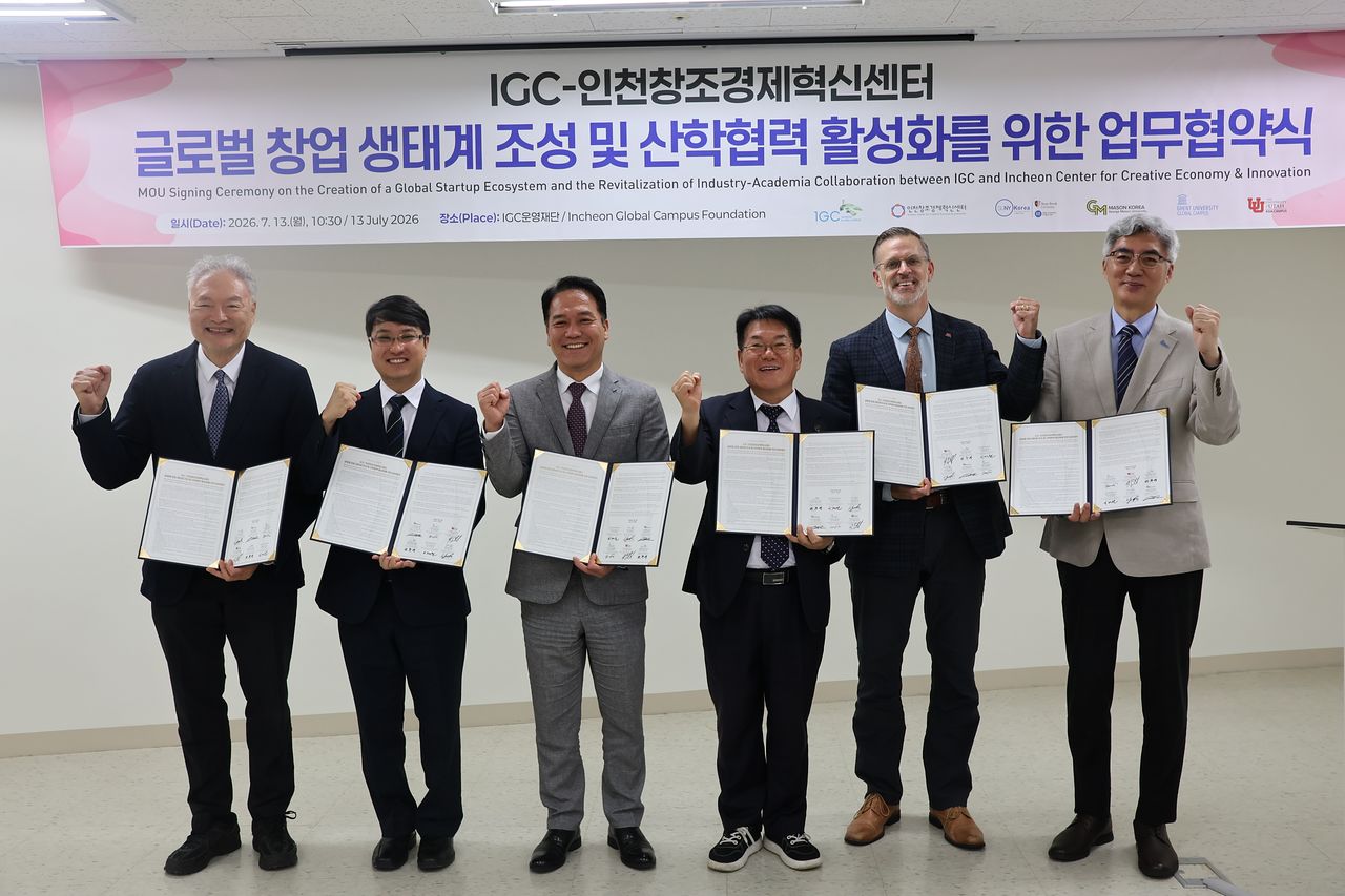 인천글로벌캠퍼스운영재단과 입주 5개 대학, 인천창조경제혁신센터 관계자들이 7월 13일 글로벌 창업 생태계 조성과 산학협력 활성화를 위한 업무협약을 체결한 뒤 기념촬영을 하고 있다. [사진 인천글로벌캠퍼스운영재단] 