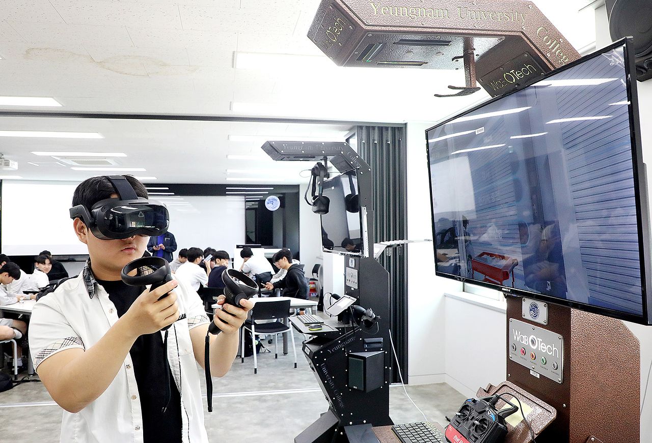 지난 5월 대구 남구 영남이공대에서 열린 ‘고맞고 FUN진로 JOB체험 프로그램’에 참가한 고교생들이 모빌리티 시뮬레이터 체험을 하고 있다. 직업계고 학생들에게 대구의 5대 미래 신산업 분야 중심의 실무 체험 기회를 제공하기 위해 행사가 마련됐다. 뉴스1
