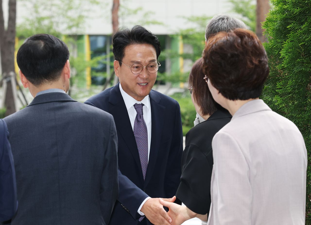 안민석 경기도교육감이 1일 경기 수원시 영통구 경기도교육청으로 첫 출근을 한뒤 직원들과 인사를 하고 있다. 뉴스1