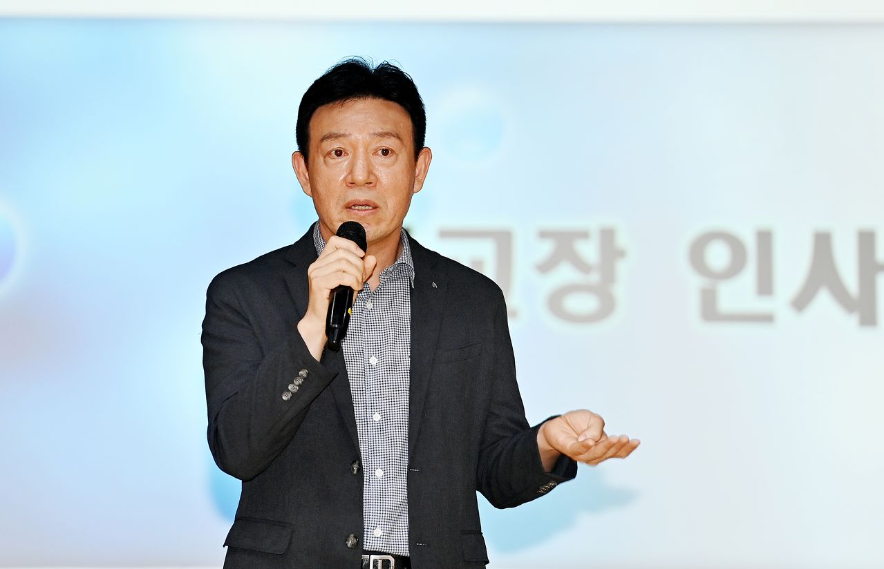서운석 충북반도체고 교장이 지난 10일 입학설명회에서 학교를 소개하고 있다. 김성태 객원기자