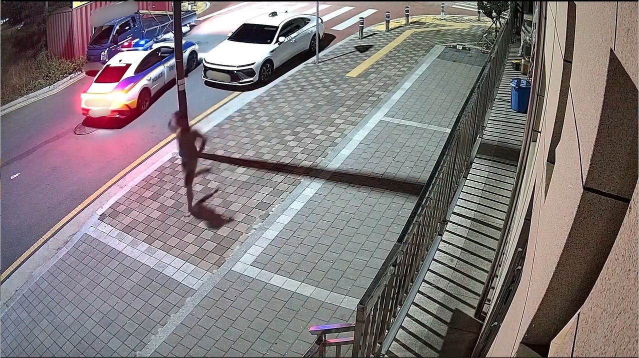 지난 4일 새벽 경북 경산시 하양읍에서 친구를 살해한 A씨(24)와 순찰차가 마주치는 순간이 담긴 CCTV 화면 캡처. 사진 독자 제공