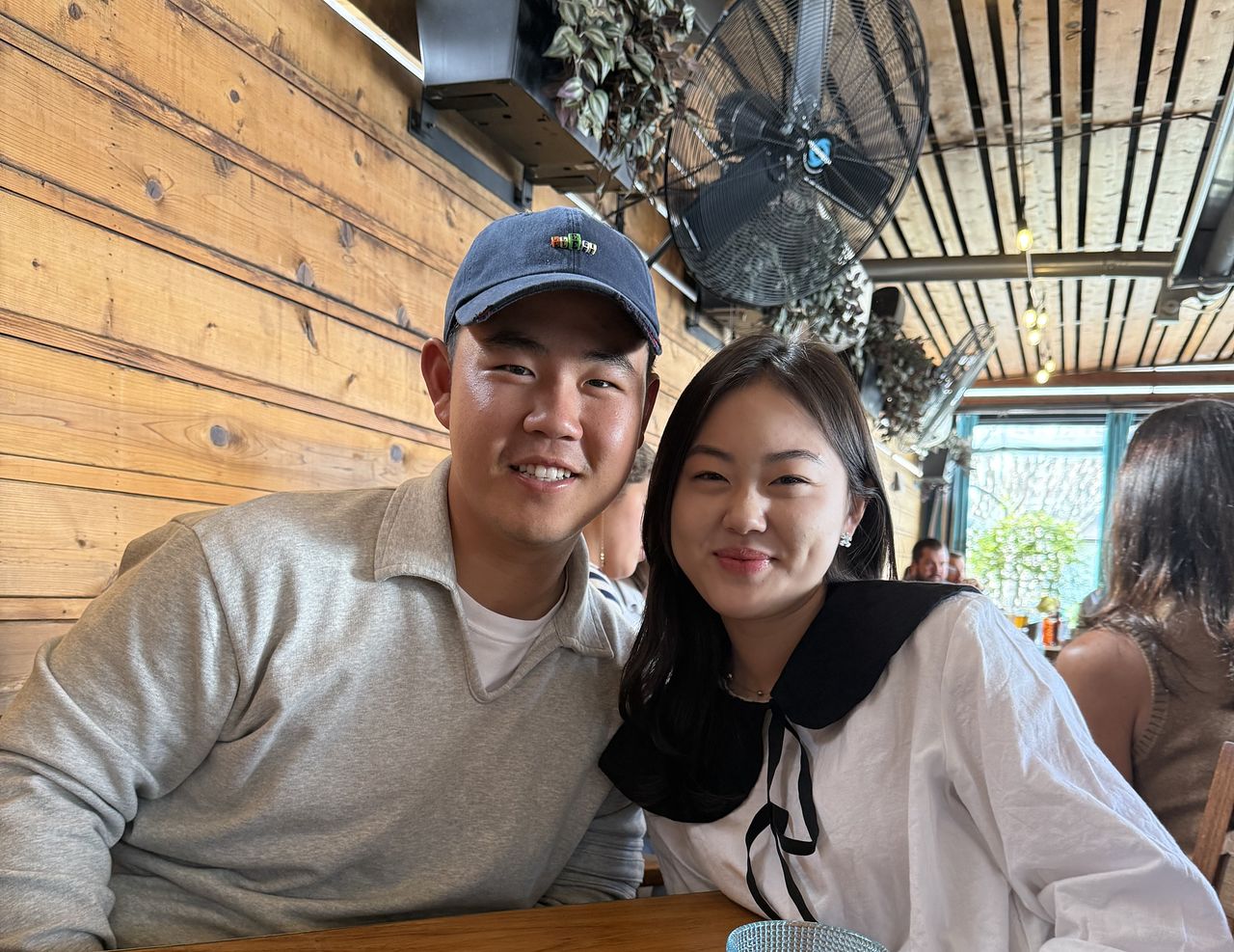 김주형과 부인 이서연씨. 김주형의 장인 이용규 선교사는 76만부가 팔린 베스트셀러 '내려놓음'의 저자다.
