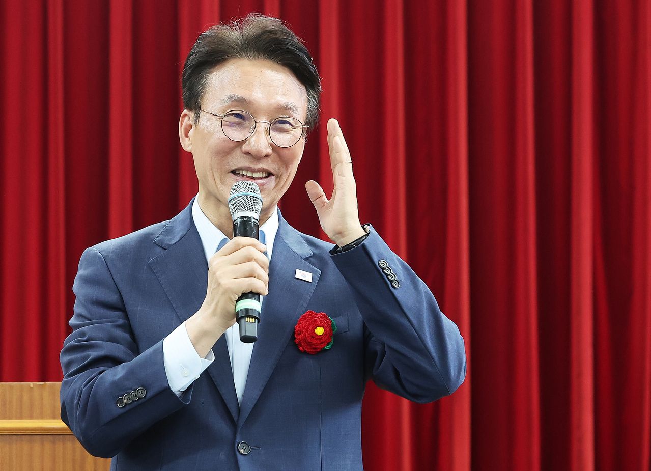 더불어민주당 당 대표 경선에 출마한 김민석 전 국무총리가 13일 경기도 성남시 분당구 새마을운동중앙연수원에서 열린 민주당 전국 시ㆍ도 노인위원장 워크숍에서 인사말을 하고 있다. 연합뉴스