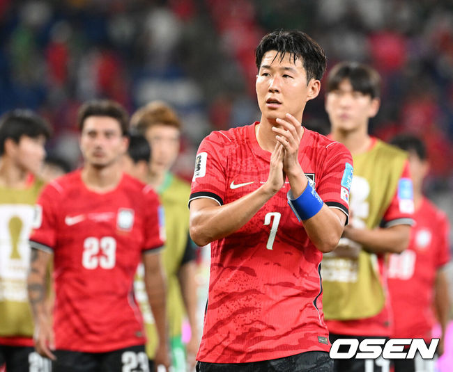 [OSEN=몬테레이(멕시코), 이대선 기자] 홍명보 감독이 이끄는 대한민국 축구대표팀은 25일(이하 한국시간) 오전 10시 멕시코 몬테레이 스타디움에서 개최된 2026 국제축구연맹(FIFA) 북중미 월드컵 조별리그 A조 최종전에서 남아프리카공화국에게 0-1 충격패를 당했다.1승2패가 된 한국은 A조 3위로 밀리며 32강 자력진출에 실패했다. 한국은 나머지 조들의 상황을 따져보고 32강에 진출할 가능성은 남아있다. 1승1무1패의 남아공이 2위로 32강 진출을 확정지었다.경기 종료 후 대한민국 손흥민이 관중석을 향해 인사를 하고 있다. 2026.06.25 /sunday@osen.co.kr