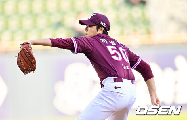 [OSEN=잠실, 박준형 기자] 5일 서울 잠실야구장에서 ‘2026 신한 SOL Bank KBO리그’ 두산 베어스와 키움 히어로즈의 경기가 열렸다.이날 홈팀 두산은 최승용을, 방문팀 키움은 하영민을 선발로 내세웠다. 1회말 키움 선발투수 하영민이 역투하고 있다.  2026.06.05 / soul1014@osen.co.kr