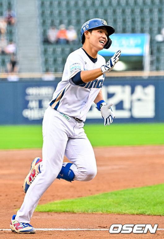 [OSEN=잠실, 민경훈 기자] 10일 서울 잠실야구장에서 ‘2026 신한 SOL KBO 올스타 프라이데이’가 열렸다.올스타 프라이데이인 오늘(10일)은 '넥스트레벨 매치'가 가장 먼저 열렸다. 지난해 넥스트 레벨 트레이닝 캠프를 수료한 고교 2학년 유망주들이 참가해 2028 KBO 신인드래프트를 앞둔 차세대 스타들의 기량을 선보였다. 이어 북부리그와 남부리그가 맞붙는 퓨처스 올스타전이 펼쳐진다. 경기 종료 후에는 팬 투표로 선정된 거포 8명이 출전하는 홈런 더비가 펼쳐진다.4회말 무사 2루 남부 신재인이 좌월 투런 홈런을 때린 후 그라운드를 돌고 있다. 2026.07.10 / rumi@osen.co.kr