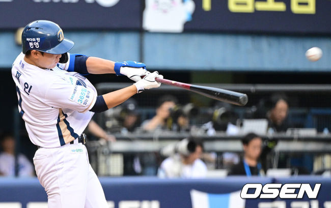 [OSEN=잠실, 최규한 기자] 10일 서울 잠실야구장에서 ‘2026 신한 SOL KBO 올스타 프라이데이’가 열렸다.올스타 프라이데이인 오늘(10일)은 '넥스트레벨 매치'가 가장 먼저 열렸다. 지난해 넥스트 레벨 트레이닝 캠프를 수료한 고교 2학년 유망주들이 참가해 2028 KBO 신인드래프트를 앞둔 차세대 스타들의 기량을 선보였다. 이어 북부리그와 남부리그가 맞붙는 퓨처스 올스타전이 펼쳐진다. 경기 종료 후에는 팬 투표로 선정된 거포 8명이 출전하는 홈런 더비가 펼쳐진다.4회말 무사 1루 상황 NC 신재인이 달아나는 좌월 투런포를 날리고 있다. 2026.07.10 / dreamer@osen.co.kr