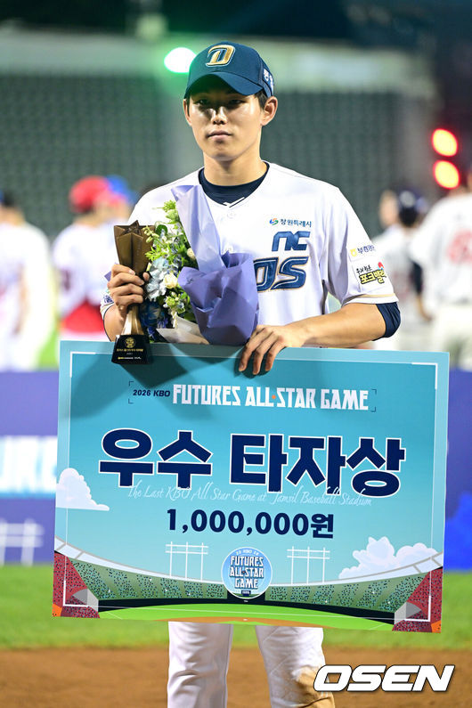 [OSEN=잠실, 최규한 기자] 10일 서울 잠실야구장에서 ‘2026 신한 SOL KBO 올스타 프라이데이’가 열렸다.올스타 프라이데이인 오늘(10일)은 '넥스트레벨 매치'가 가장 먼저 열리고, 이어 북부리그와 남부리그가 맞붙는 퓨처스 올스타전이 펼쳐졌다. 경기 종료 후에는 팬 투표로 선정된 거포 8명이 출전하는 홈런 더비가 진행됐다.퓨처스 올스타 우수타자상을 수상한 NC 신재인이 포즈를 취하고 있다. 2026.07.10 / dreamer@osen.co.kr