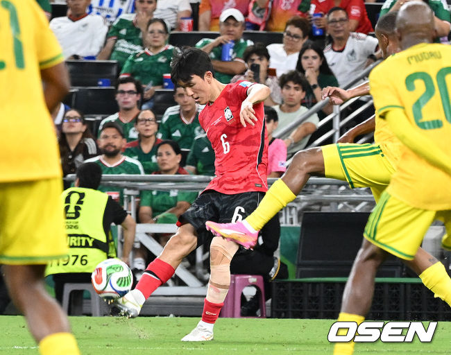 [OSEN=몬테레이(멕시코), 이대선 기자] 홍명보 감독이 이끄는 대한민국 축구대표팀은 25일(이하 한국시간) 오전 10시 멕시코 몬테레이 스타디움에서 개최된 2026 국제축구연맹(FIFA) 북중미 월드컵 조별리그 A조 최종전에서 남아프리카공화국에게 0-1 충격패를 당했다.1승2패가 된 한국은 A조 3위로 밀리며 32강 자력진출에 실패했다. 한국은 나머지 조들의 상황을 따져보고 32강에 진출할 가능성은 남아있다. 1승1무1패의 남아공이 2위로 32강 진출을 확정지었다.후반 대한민국 황인범이 패스를 올리고 있다. 2026.06.25 /sunday@osen.co.kr