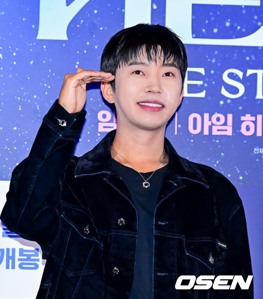 [OSEN=지형준 기자] 22일 오후 서울 CGV 용산 아이파크몰에서 영화 '임영웅 아임 히어로 더 스타디움' 언론시사회 및 무대인사가 열렸다.‘임영웅│아임히어로더스타디움’은지난5월약10만명의영웅시대와서울월드컵경기장을하늘빛으로가득채운임영웅의첫스타디움입성기를다룬영화로,공연실황과함께비하인드가그려진다.임영웅이 포토타임을 하고 있다. 2024.08.22 / jpnews@osen.co.kr