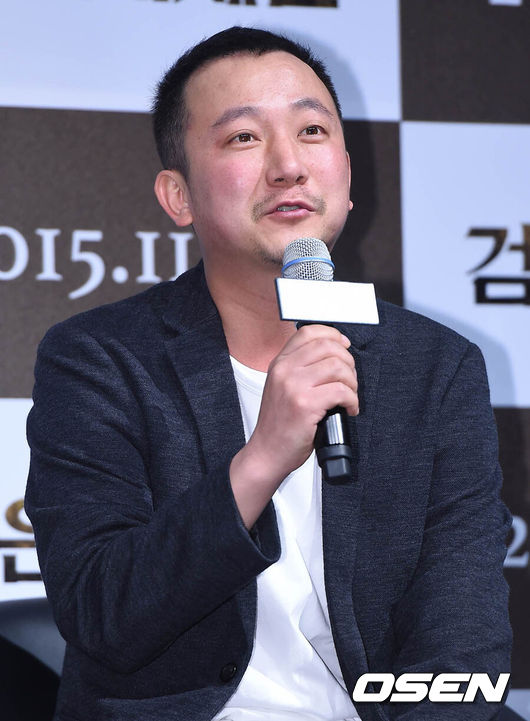 [OSEN=백승철 기자] 12일 오전 서울 압구정 CGV에서 열린 영화 '검은 사제들' 제작보고회에서 장재현 감독이 인사말을 하고 있다.'검은 사제들'은 위험에 직면한 소녀를 구하기 위해 미스터리한 사건에 뛰어든 두 사제의 이야기를 그린 작품. 한국 대표 연기파 김윤석이 모두의 반대와 의심 속에서 고통 받는 소녀를 구하기 위해 나서는 '김신부'역을, 스펙트럼을 넓혀 온 스타 강동원이 '김신부'의 부사제가 그를 도와주는 한편 그와 사건에 대해 의구심을 갖는 '최부제'역을 맡아 연기했다.영화 '검은 사제들'은 오는 11월 5일 개봉 예정이다. / baik@osen.co.kr