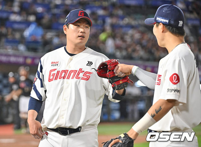 [OSEN=부산, 이석우 기자] 27일 부산 사직야구장에서 2026 신한 SOL KBO 리그 롯데 자이언츠와 LG 트윈스의 경기가 열렸다. 홈팀 롯데는 나균안이, 방문팀 LG는 치리노스가 선발 출전했다.롯데 자이언츠 선발 투수 나균안이 5회초 수비를 마치고 고승민과 하이파이브를 하고 있다. 2026.05.27 / foto0307@osen.co.kr