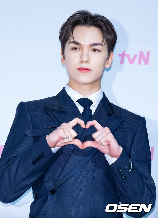 [OSEN=민경훈 기자] 3일 오후 서울 강남구 엘리에나호텔 그랜드볼룸홀에서 tvN 나영석PD의 새 여행 예능 ‘함께 가요 나나투어 with 세븐틴'의 제작발표회가 열렸다.세븐틴 버논이 무대 위에서 포토타임을 갖고 있다. 2024.01.03 /rumi@osen.co.kr