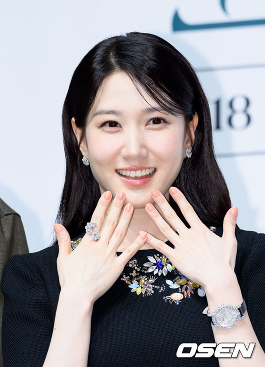 [OSEN=이대선 기자] 14일 오후 서울 강남구 엘리에나 호텔에서 tvN 새 토일드라마 ‘오싹한 연애’ 제작발표회가 열렸다. ‘오싹한 연애’는 귀신을 보는 재벌 상속녀와 귀신을 가장 무서워하는 열혈 검사의 좌충우돌 오컬트 로맨스물로 오는 7월 18일 첫 방송을 앞두고 있다.배우 박은빈이 포토타임을 가지고 있다. 2026.07.14 /sunday@osen.co.kr