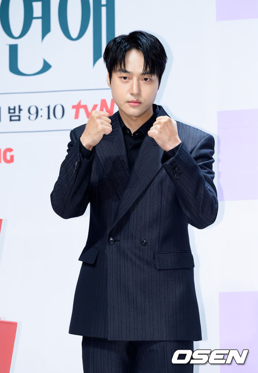 [OSEN=이대선 기자] 14일 오후 서울 강남구 엘리에나 호텔에서 tvN 새 토일드라마 ‘오싹한 연애’ 제작발표회가 열렸다. ‘오싹한 연애’는 귀신을 보는 재벌 상속녀와 귀신을 가장 무서워하는 열혈 검사의 좌충우돌 오컬트 로맨스물로 오는 7월 18일 첫 방송을 앞두고 있다.배우 양세종이 포토타임을 가지고 있다. 2026.07.14 /sunday@osen.co.kr