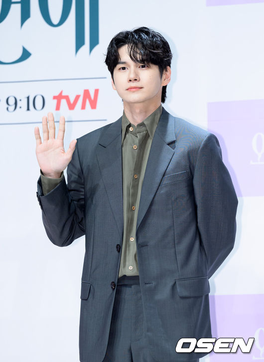 [OSEN=이대선 기자] 14일 오후 서울 강남구 엘리에나 호텔에서 tvN 새 토일드라마 ‘오싹한 연애’ 제작발표회가 열렸다. ‘오싹한 연애’는 귀신을 보는 재벌 상속녀와 귀신을 가장 무서워하는 열혈 검사의 좌충우돌 오컬트 로맨스물로 오는 7월 18일 첫 방송을 앞두고 있다.배우 옹성우가 포토타임을 가지고 있다. 2026.07.14 /sunday@osen.co.kr