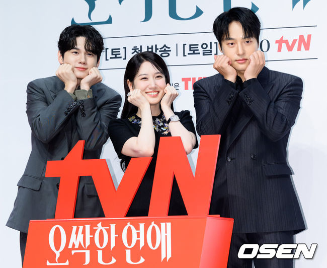 [OSEN=이대선 기자] 14일 오후 서울 강남구 엘리에나 호텔에서 tvN 새 토일드라마 ‘오싹한 연애’ 제작발표회가 열렸다. ‘오싹한 연애’는 귀신을 보는 재벌 상속녀와 귀신을 가장 무서워하는 열혈 검사의 좌충우돌 오컬트 로맨스물로 오는 7월 18일 첫 방송을 앞두고 있다.배우 옹성우, 박은빈, 양세종이 포토타임을 가지고 있다. 2026.07.14 /sunday@osen.co.kr