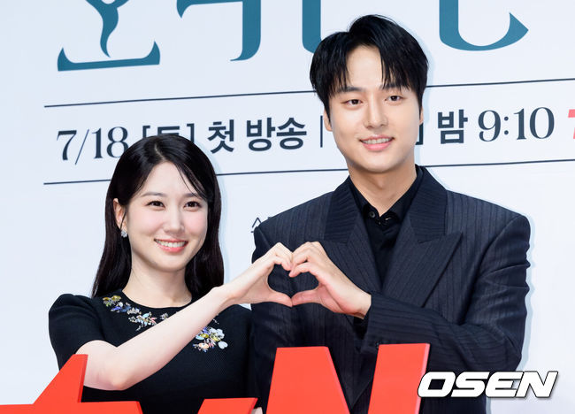 [OSEN=이대선 기자] 14일 오후 서울 강남구 엘리에나 호텔에서 tvN 새 토일드라마 ‘오싹한 연애’ 제작발표회가 열렸다. ‘오싹한 연애’는 귀신을 보는 재벌 상속녀와 귀신을 가장 무서워하는 열혈 검사의 좌충우돌 오컬트 로맨스물로 오는 7월 18일 첫 방송을 앞두고 있다.배우 박은빈, 양세종이 포토타임을 가지고 있다. 2026.07.14 /sunday@osen.co.kr