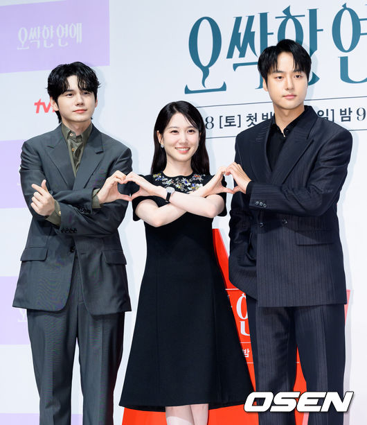 [OSEN=이대선 기자] 14일 오후 서울 강남구 엘리에나 호텔에서 tvN 새 토일드라마 ‘오싹한 연애’ 제작발표회가 열렸다. ‘오싹한 연애’는 귀신을 보는 재벌 상속녀와 귀신을 가장 무서워하는 열혈 검사의 좌충우돌 오컬트 로맨스물로 오는 7월 18일 첫 방송을 앞두고 있다.배우 옹성우, 박은빈, 양세종이 포토타임을 가지고 있다. 2026.07.14 /sunday@osen.co.kr