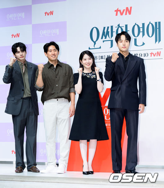 [OSEN=이대선 기자] 14일 오후 서울 강남구 엘리에나 호텔에서 tvN 새 토일드라마 ‘오싹한 연애’ 제작발표회가 열렸다. ‘오싹한 연애’는 귀신을 보는 재벌 상속녀와 귀신을 가장 무서워하는 열혈 검사의 좌충우돌 오컬트 로맨스물로 오는 7월 18일 첫 방송을 앞두고 있다.배우 옹성우, 이민수 감독, 박은빈, 양세종이 포토타임을 가지고 있다. 2026.07.14 /sunday@osen.co.kr