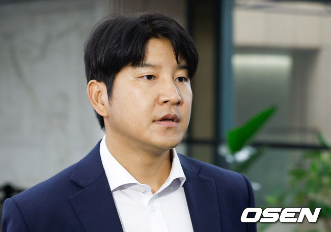 [OSEN=이대선 기자] 6일 오후 서울 올림픽파크텔에서 K-축구 혁신위원회 출범식이 열렸다.최휘영 문체부 장관과 박지성 FIFA 위원이 공동위원장을 맡고 축구·체육계 인사들이 참여하는 혁신위원회는 한국 축구의 구조적 문제를 진단하고 거버넌스 개선, 유소년 육성, 첨단 기술 도입 등 중장기 발전 방안을 마련할 계획이다.박주호 해설위원이 입장하고 있다. 2026.07.06 /sunday@osen.co.kr