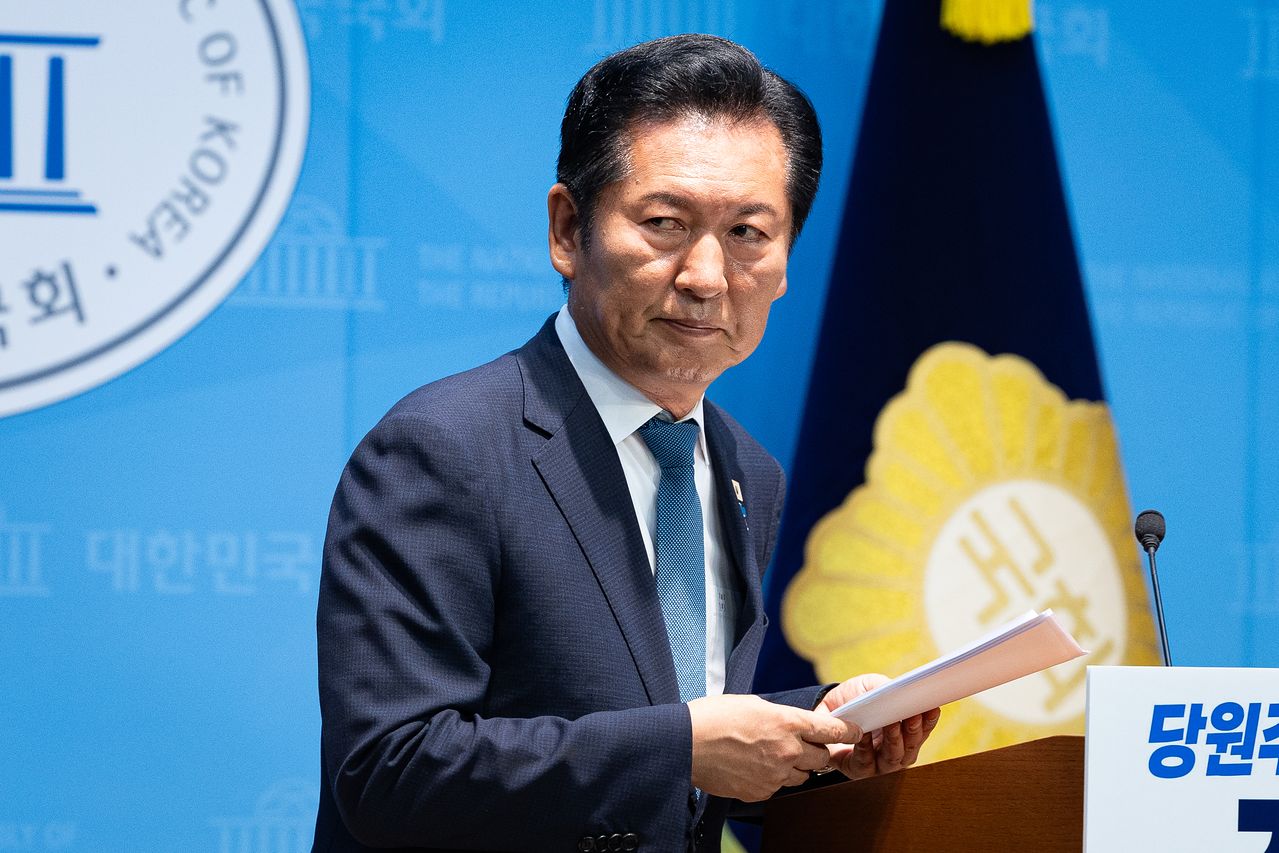 정청래 전 더불어민주당 대표가 13일 서울 여의도 국회 소통관에서 당대표 출마 선언 기자회견을 마친 후 회견장을 나서고 있다. 뉴스1