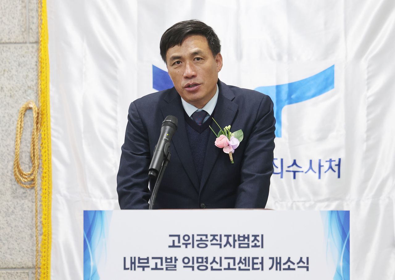 김영수 국방권익연구소 소장이 지난 4월 9일 오후 경기 정부과천청사 고위공직자범죄수사처(공수처) 로비에서 열린 '고위공직자범죄 내부고발 익명신고센터' 개소식에서 축사를 하고 있다. 뉴스1
