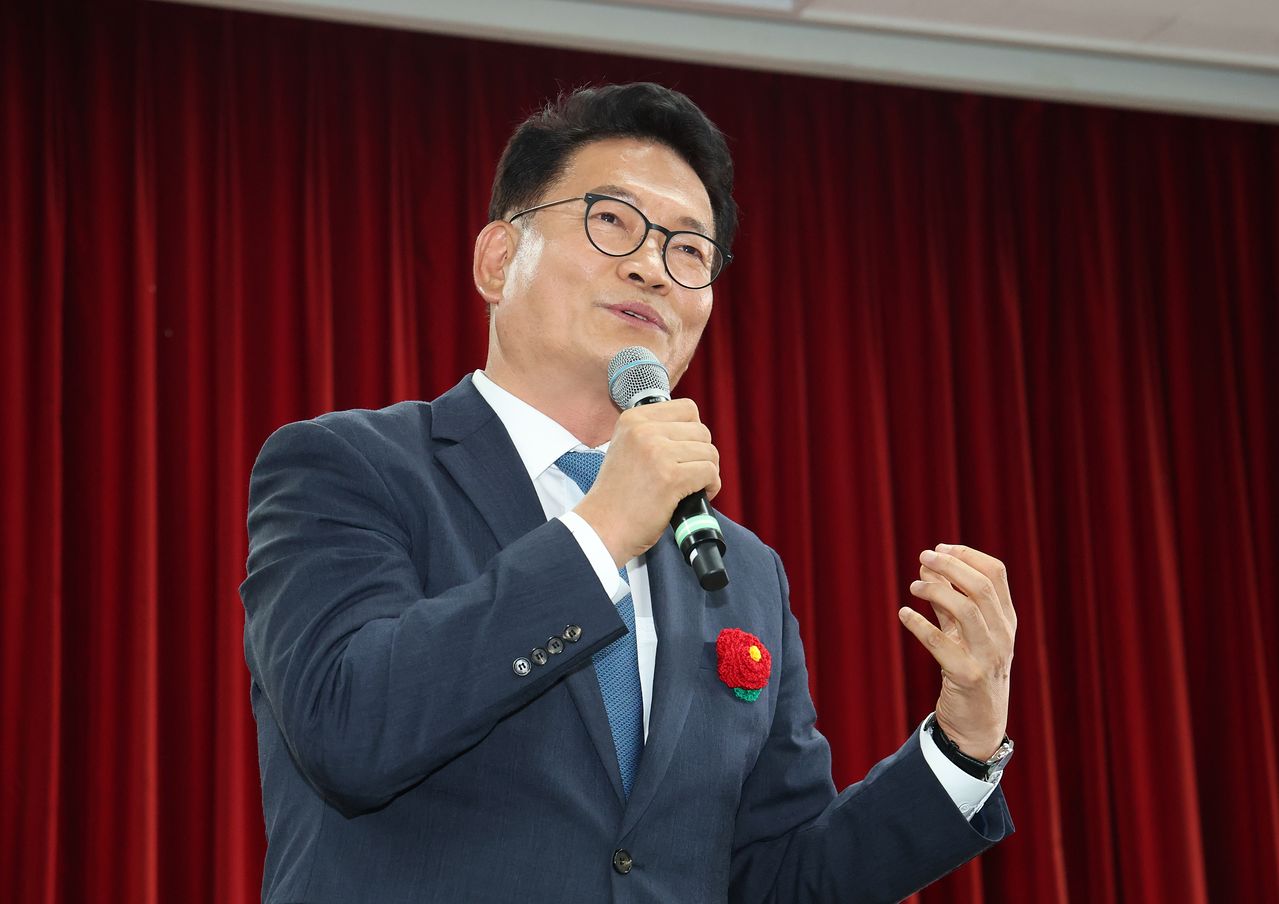 송영길 더불어민주당 당대표 후보가 13일 경기 성남시 분당구 새마을운동중앙연수원에서 열린 더불어민주당 전국시·도당 노인 위원회협의회 워크숍에서 인사말을 하고 있다. 뉴스1