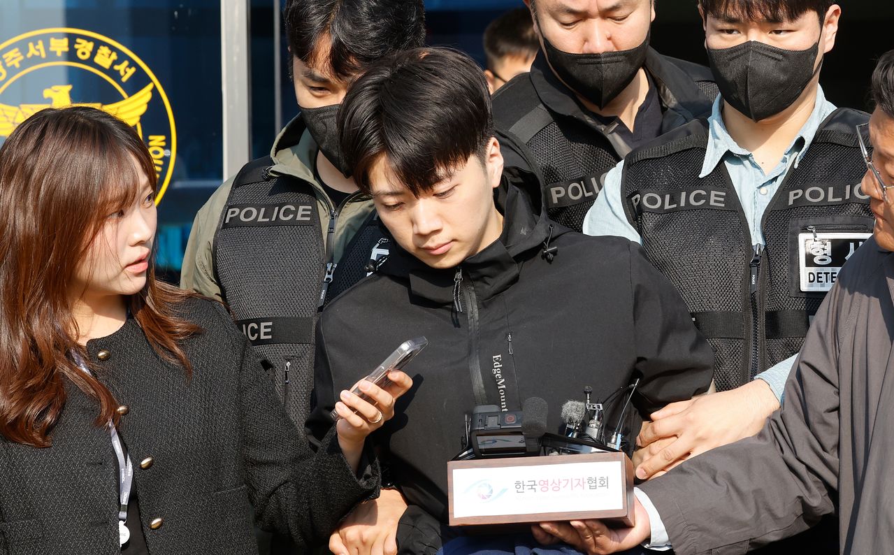 광주 도심에서 일면식 없는 여고생을 살해한 장윤기가 지난 5월 14일 오전 광주 서부경찰서에서 검찰에 송치되고 있다. 뉴스1