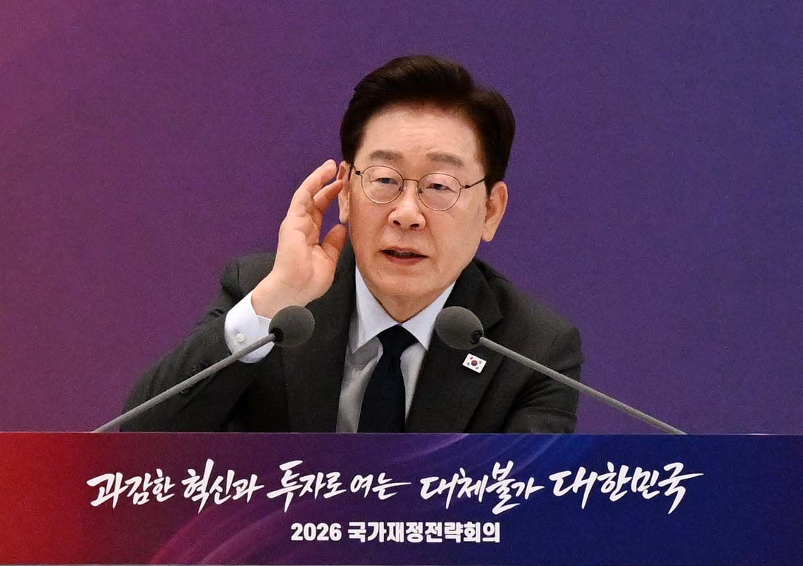 이재명 대통령이 13일 청와대에서 열린 2026년 국가재정전략회의에서 각 부처의 발표를 듣고 있다. 청와대사진기자단