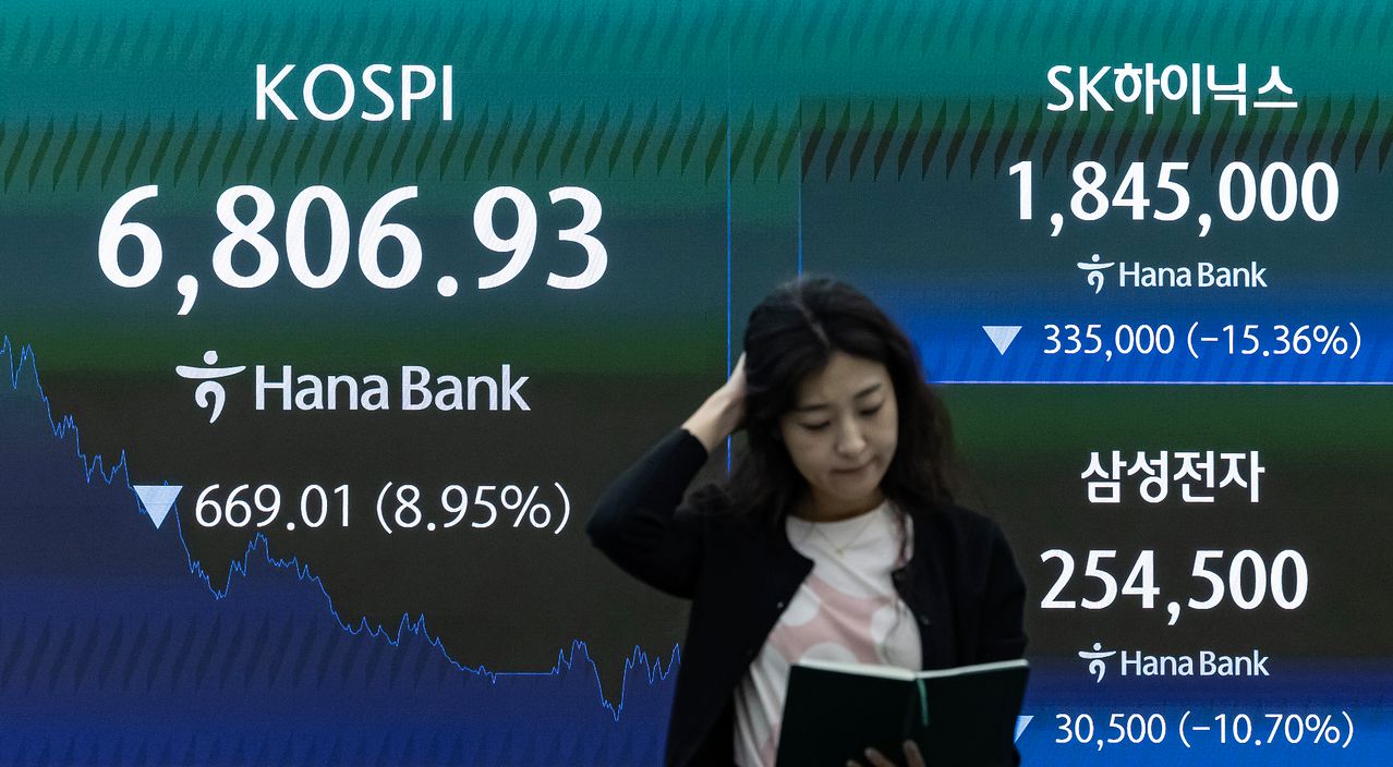 13일 서울 중구 하나은행 본점 딜링룸에서 직원들이 업무를 보고 있다. 전민규 기자 