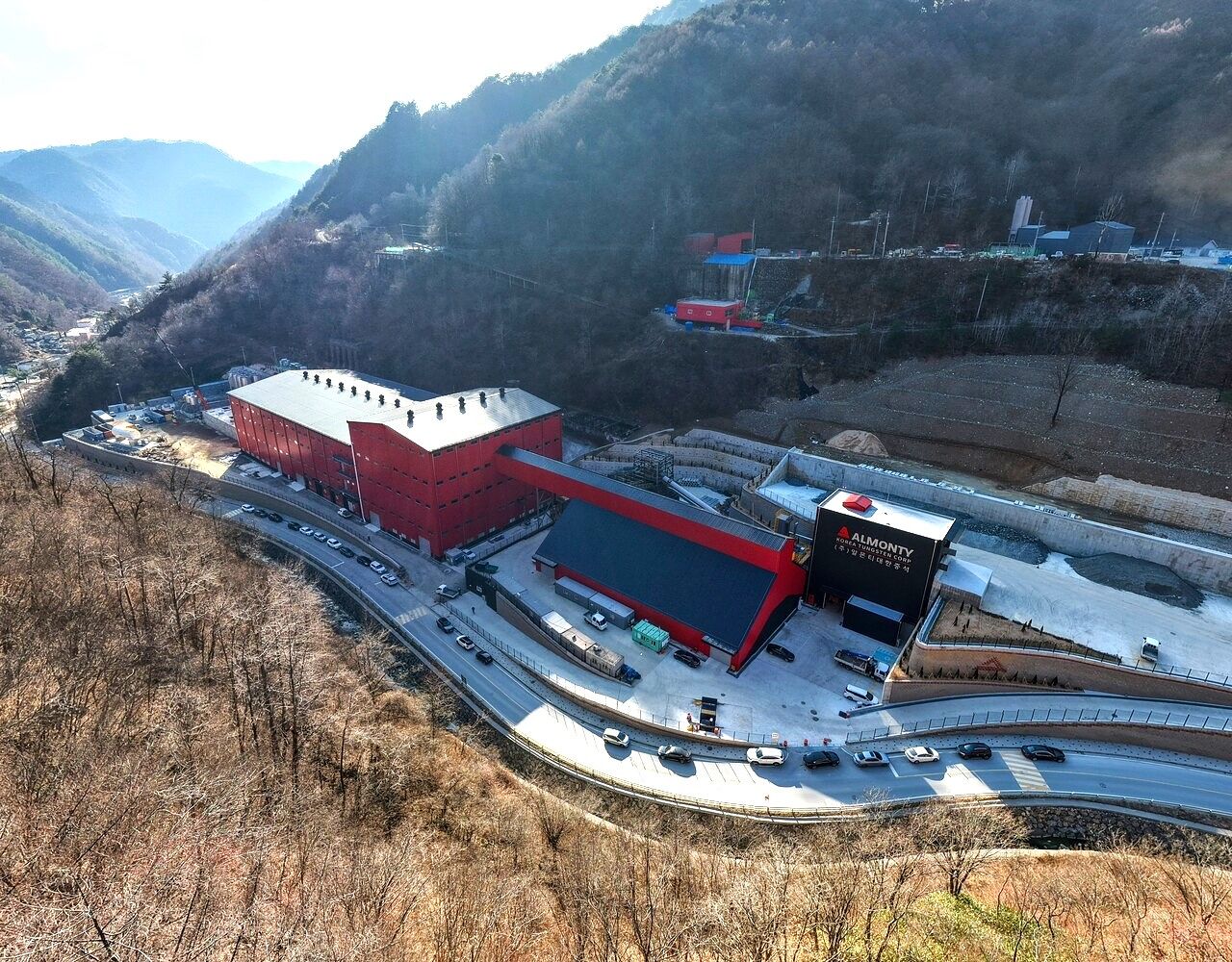 영월의 상동광업소. 현재 소유 회사인 캐나다 알몬티(ALMONTY)의 로고가 분명히 보인다. [월간중앙]