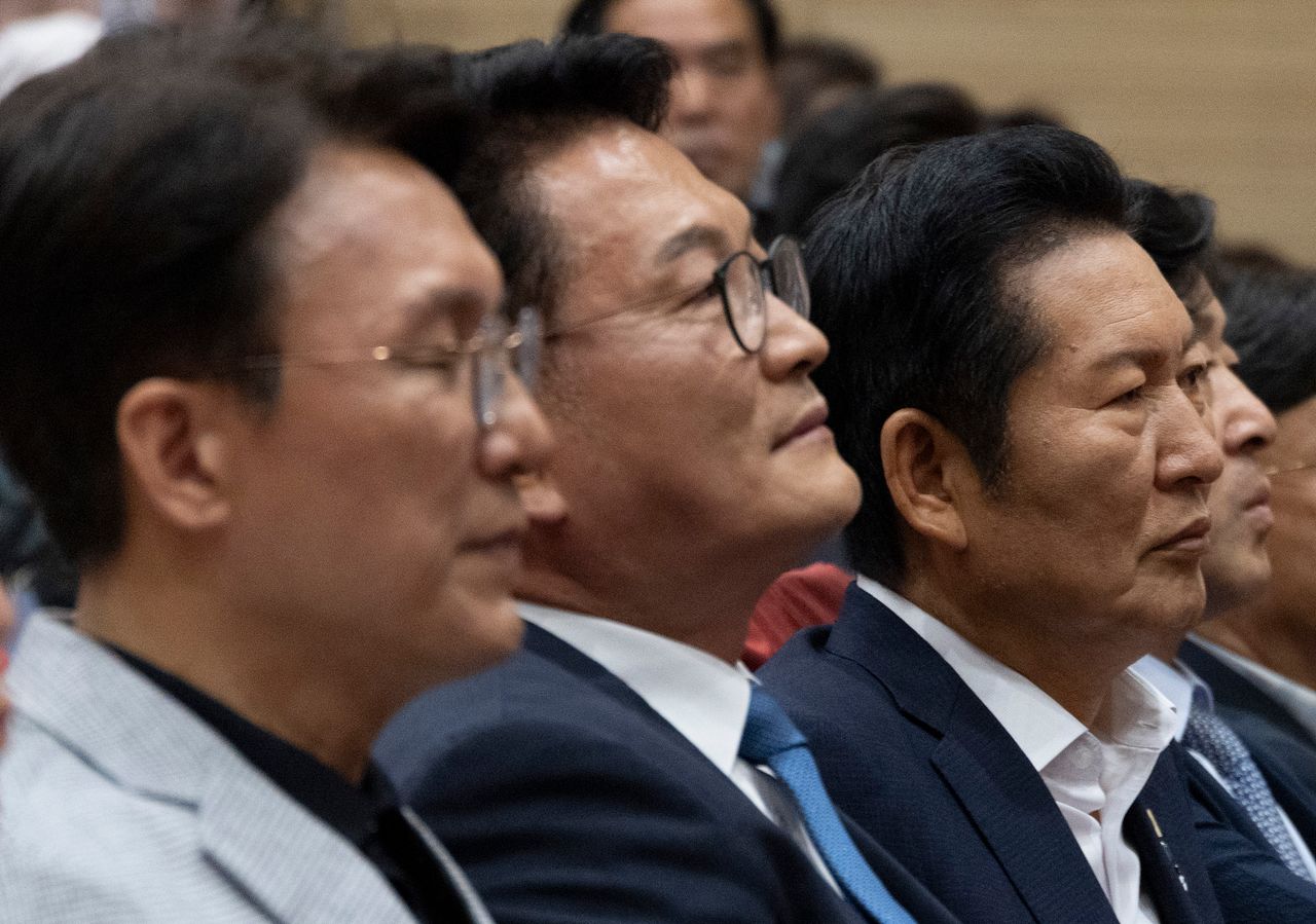 지난 12일 국회 의원회관에서 열린 전국자치분권민주지도자회의(KLDC)에 더불어민주당 당 대표 후보 주자들이 나란히 앉아 있다. 왼쪽 부터 김민석 전 총리, 송영길 의원, 정청래 전 대표. 연합뉴스