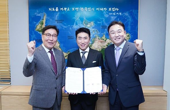 왼쪽부터 김성용 동원F&B 대표, 장동민, 안형배 남양매직 대표. 사진 푸른하늘
