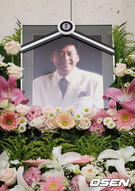 [OSEN=사진팀]故 현철(본명 강상수)의 빈소가 17일 서울 송파구 서울아산병원 장례식장 1호실에 마련됐다.현철은 지난 15일 밤 서울 광진구 혜민병원에서 숨을 거뒀다. 그는 경추 디스크 수술을 받은 후 신경 손상 등으로 요양 생활을 한 것으로 알려졌다. 향년 82세. 현철 측에 따르면 고인의 장례는 첫 대한민국가수장으로 치러질 예정이다. 18일 오전 7시 30분 영결식 후 발인식이 엄수된다. 2024.07.17 /photo@osen.co.kr