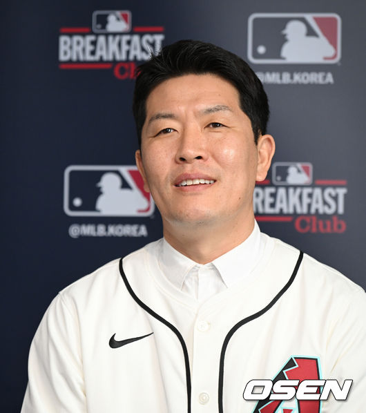 [OSEN=조은정 기자]‘MLB 브렉퍼스트 클럽’미디어데이가 1일 서울 중구 목정에서 열렸다.MLB는 6월 1일 한국 지역 대상 캠페인 ‘MLB 브렉퍼스트 클럽(MLB Breakfast Club)’을 공식 출범한다. 이른 새벽과 아침 시간에 펼쳐지는 메이저리그 경기를 즐기는 국내 팬들을 위한 맞춤형 프로젝트다.전 야구선수 김병현이 소개를 하고 있다. 2026.06.01 /cej@osen.co.kr