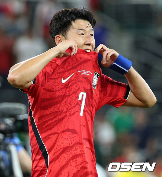 [OSEN=몬테레이(멕시코), 이대선 기자] 홍명보 감독이 이끄는 대한민국 축구대표팀은 25일(이하 한국시간) 오전 10시 멕시코 몬테레이 스타디움에서 개최된 2026 국제축구연맹(FIFA) 북중미 월드컵 조별리그 A조 최종전에서 남아프리카공화국에게 0-1 충격패를 당했다.1승2패가 된 한국은 A조 3위로 밀리며 32강 자력진출에 실패했다. 한국은 나머지 조들의 상황을 따져보고 32강에 진출할 가능성은 남아있다.경기 종료 후 대한민국 손흥민이 패배에 아쉬워하고 있다. 2026.06.25 /sunday@osen.co.kr