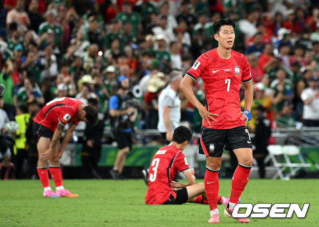 [OSEN=몬테레이(멕시코), 이대선 기자] 홍명보 감독이 이끄는 대한민국 축구대표팀은 25일(이하 한국시간) 오전 10시 멕시코 몬테레이 스타디움에서 개최된 2026 국제축구연맹(FIFA) 북중미 월드컵 조별리그 A조 최종전에서 남아프리카공화국에게 0-1 충격패를 당했다.1승2패가 된 한국은 A조 3위로 밀리며 32강 자력진출에 실패했다. 한국은 나머지 조들의 상황을 따져보고 32강에 진출할 가능성은 남아있다.경기 종료 후 대한민국 선수단이 패배에 아쉬워하고 있다. 2026.06.25 /sunday@osen.co.kr