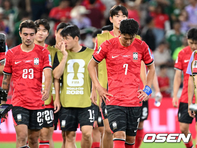 [OSEN=몬테레이(멕시코), 이대선 기자] 홍명보 감독이 이끄는 대한민국 축구대표팀은 25일(이하 한국시간) 오전 10시 멕시코 몬테레이 스타디움에서 개최된 2026 국제축구연맹(FIFA) 북중미 월드컵 조별리그 A조 최종전에서 남아프리카공화국에게 0-1 충격패를 당했다.1승2패가 된 한국은 A조 3위로 밀리며 32강 자력진출에 실패했다. 한국은 나머지 조들의 상황을 따져보고 32강에 진출할 가능성은 남아있다. 1승1무1패의 남아공이 2위로 32강 진출을 확정지었다.경기 종료 후 대한민국 손흥민이 패배에 아쉬워하고 있다. 2026.06.25 /sunday@osen.co.kr