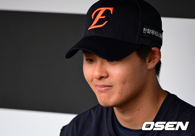 [OSEN=대전, 지형준 기자] 14일 대전 한화생명 볼파크에서 2026 신한 SOL KBO리그 한화 이글스와 삼성 라이온즈의 경기가 열렸다.3연패 중인 한화는 문동주, 4연승을 노리는 삼성은 최원태가 선발로 나섰다.경기에 앞서 한화는 두산 베어스와 외야수 손아섭을 보내고 좌완 투수 이교훈과 현금 1억5000만원을 받는 트레이드를 단행했다.한화 이교훈이 취재진과 인터뷰를 하고 있다. 2026.04.14/ jpnews@osen.co.kr