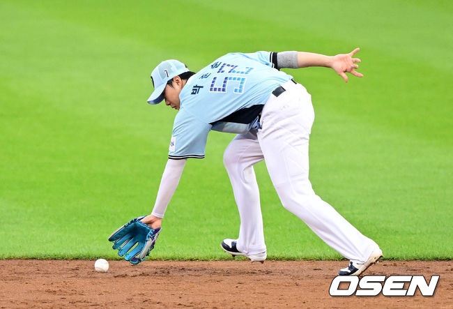 [OSEN=지형준 기자] 나눔 올스타 한화 강백호의 타구를 가까스로 걷어내는 박준순
