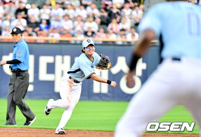 [OSEN=잠실, 박준형 기자] 유연한 연결 동작으로 1루 송구하는 박찬호